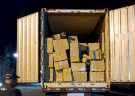 Casal estaciona caminhão com 1 ton de maconha em frente a Pelotão da PM e vai preso